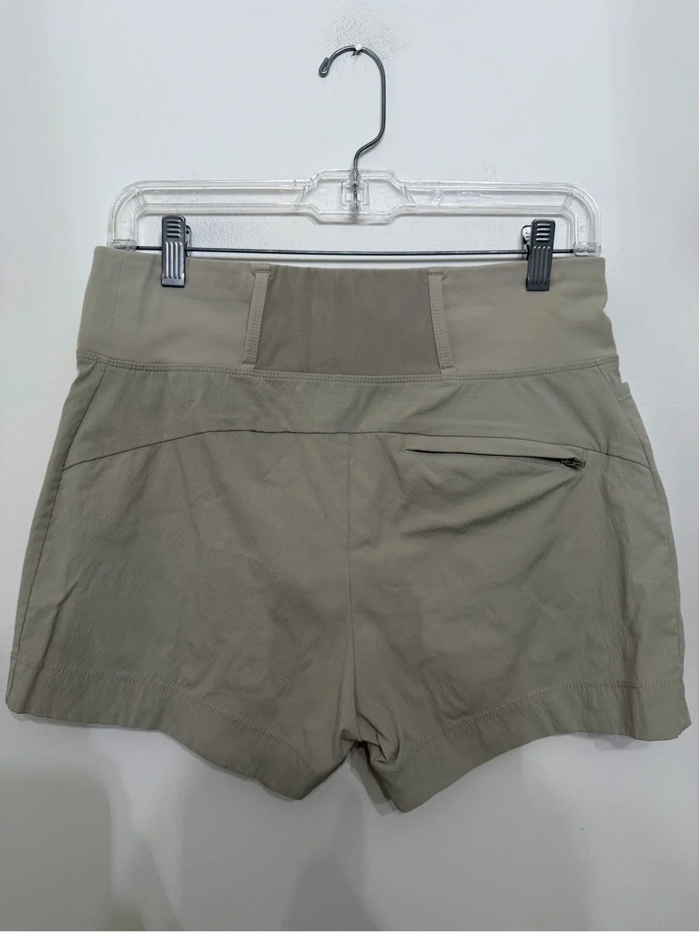 Athleta Trekkie North 3.5” Shorts Khaki Zip Pockets Pull On Granola Women’s 6